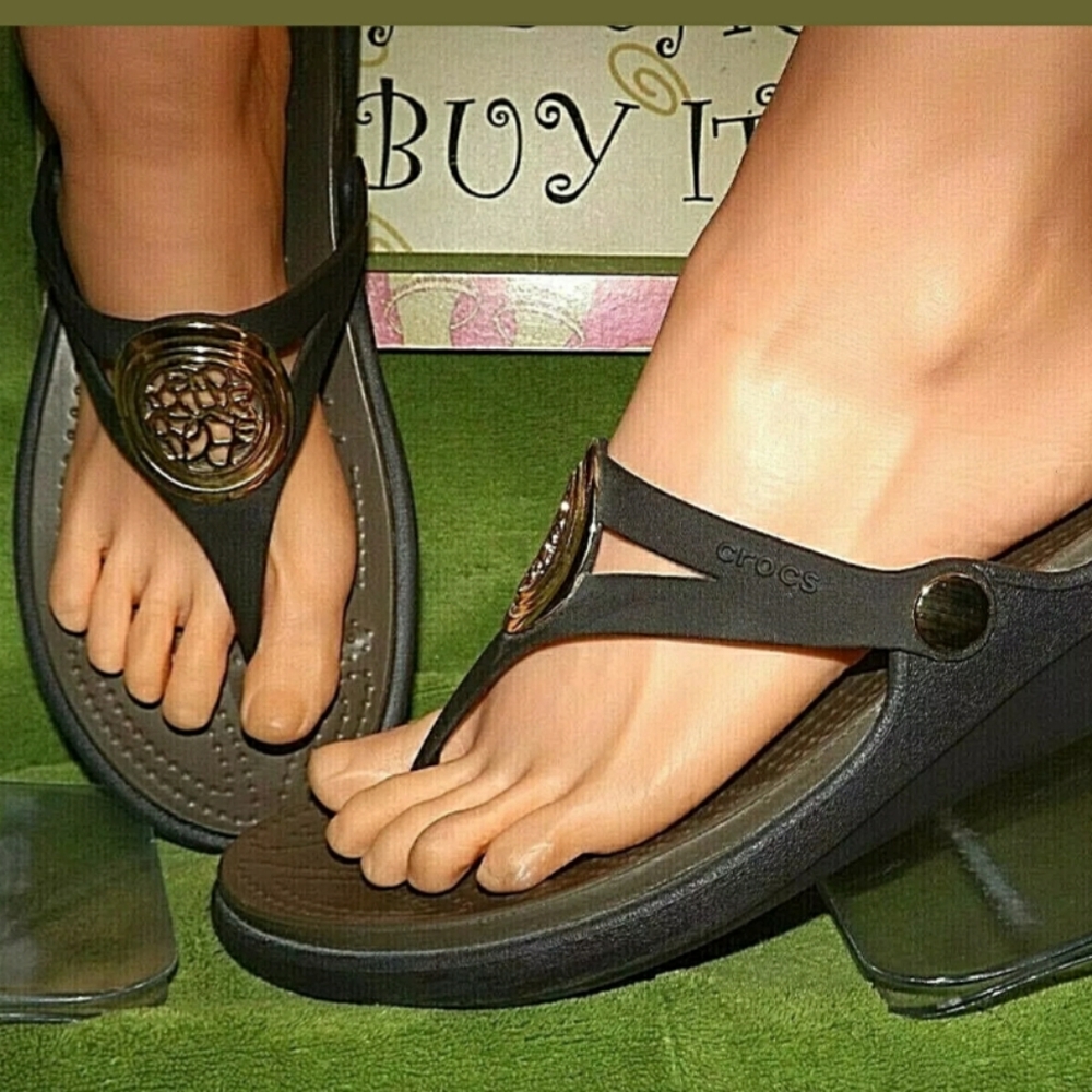 Crocs Women's Medallion Flip flops, Size: 8